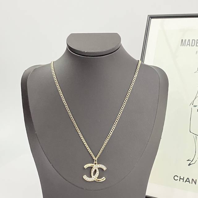 Code N786 Chanel's hot-selling necklace, the Chan 24 Twisted Half-Diamond Doubl