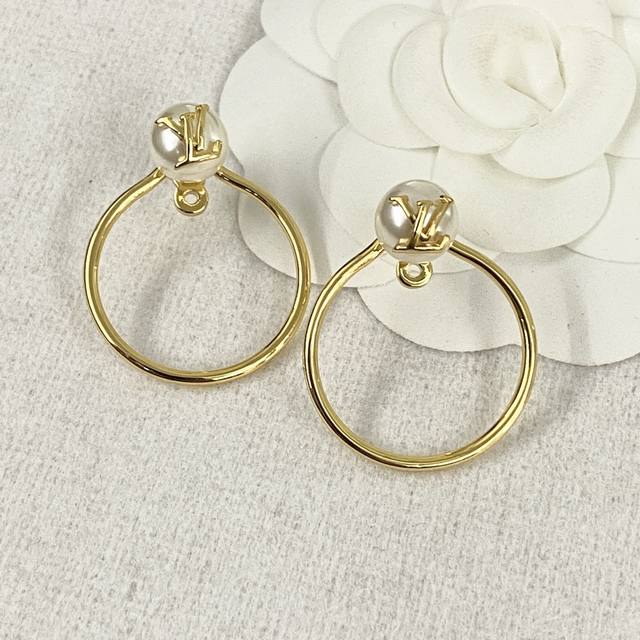 Code E2323 Lv earrings are hot-selling and are the latest in Zp Lv circle lette