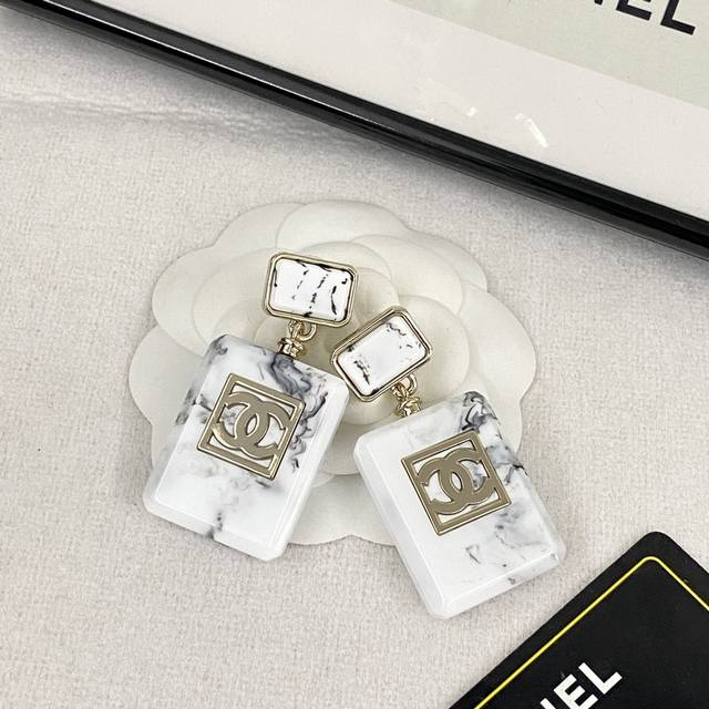 Code E2325 Chanel best-selling earrings are now available at the same price as