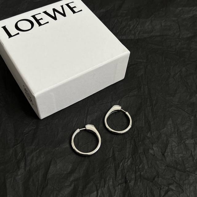 L0Ewe Loewe earrings, and a hoop buckle with Loewe carved diamond buckle, exquis