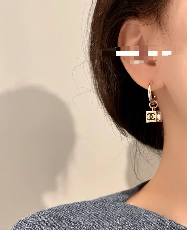Chanel vintage square earrings ~ 25C new style Vintage earrings from Chanel rea