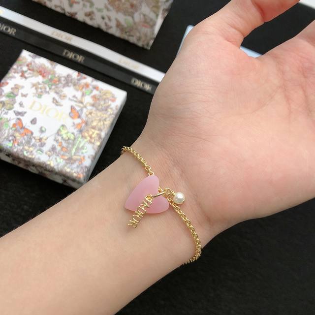 The new Dior bracelet is beautiful, simple, stylish, generous, low-key, luxuriou