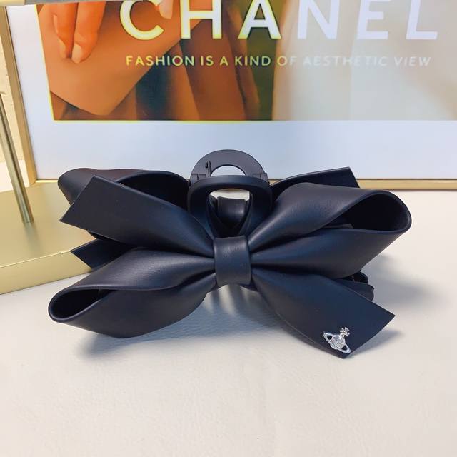 Vivienne Westwood Queen Mother Queen Mother Clip UFO Saturn Leather Bow Clip Tem