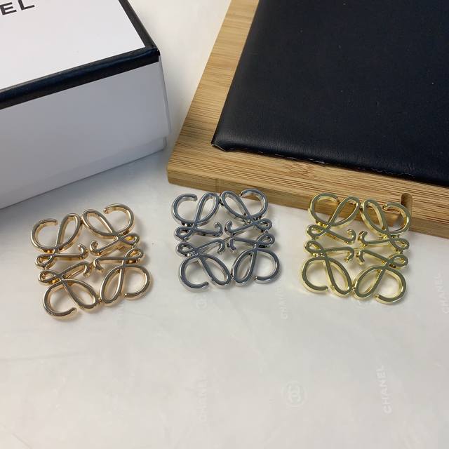 Loewe Loewe brooch Smooth brooch atmospheric and classy delicate little fairy mu