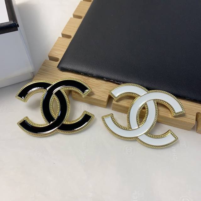 Chanel Xiaoxiang Chanel brooch oil drop brooch atmospheric upscale exquisite lit