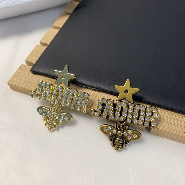 Dior Dior Dior brooch Five-pointed star bee pearl brooch atmospheric and classy