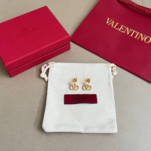Valentino Valentino's new earrings are trending online. Simple, elegant, fashion