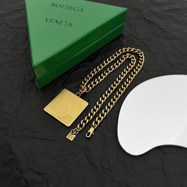 Bottega Veneta Bv necklace is very metallic and very good. The overall details a