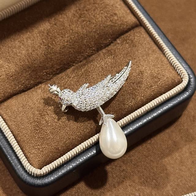 A6651 T's new water drop pearl bird brooch is constantly being released~ The ent