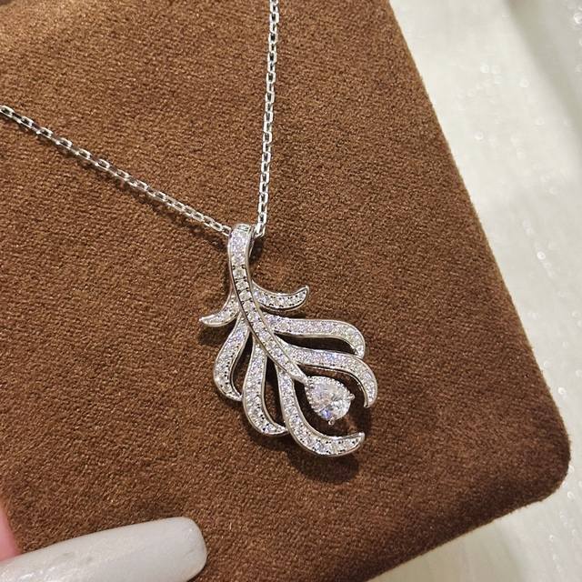 A6616 Boucheron's new popular feather drop solitaire necklace, inlaid with Aaaaa