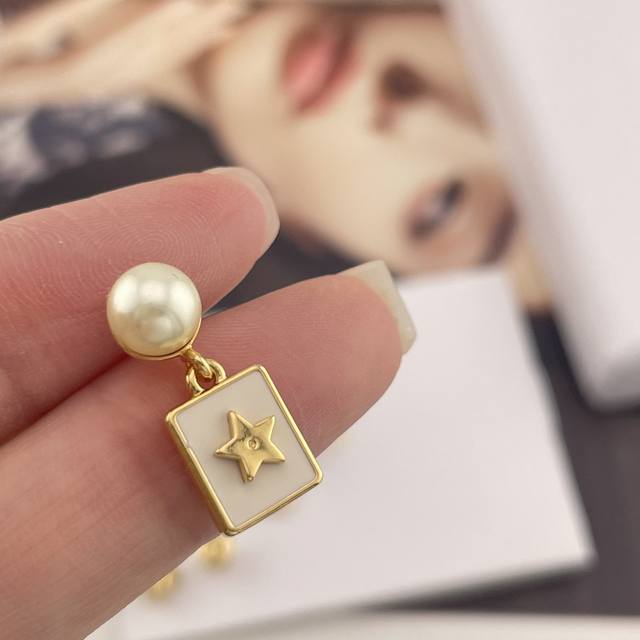 High-quality D small white square earrings, Z 3800! Inquiry for large quantitie