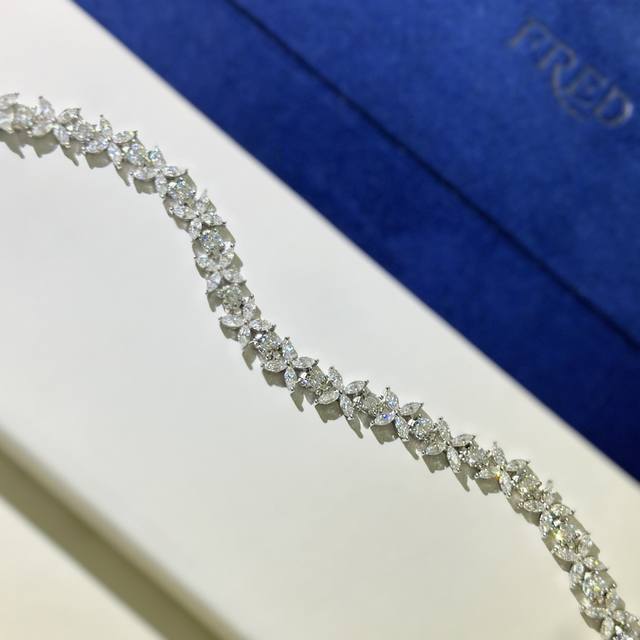 A3274 T's commemorative collection, a marquise bracelet, is made of 5A high-carb