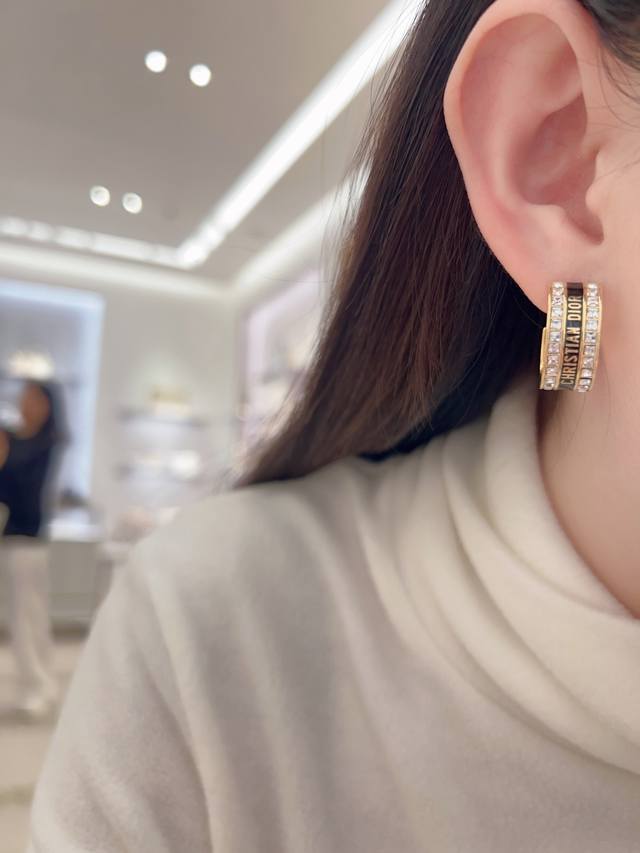 High-quality Dor jewelry is a true lifesaver for women. This design is incredib