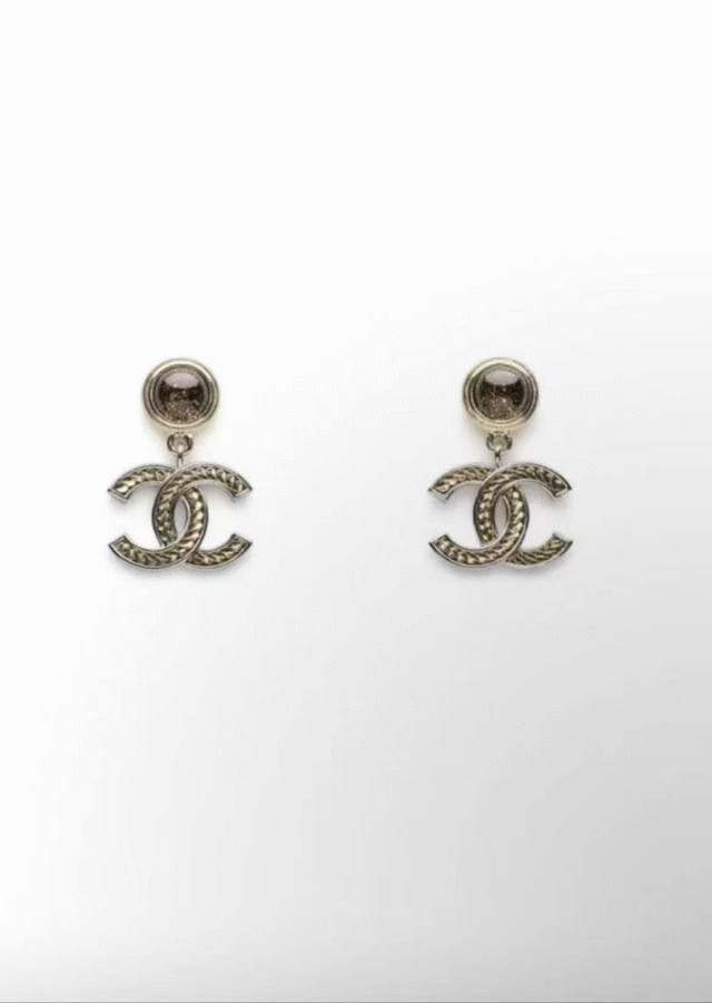 Chanel 25A threaded double C earrings with light gold as the main color, super v