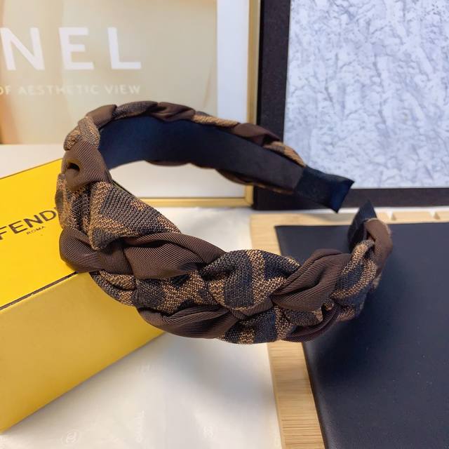 Fendi Fendi Fendi headband New classic old flower braided headband European and
