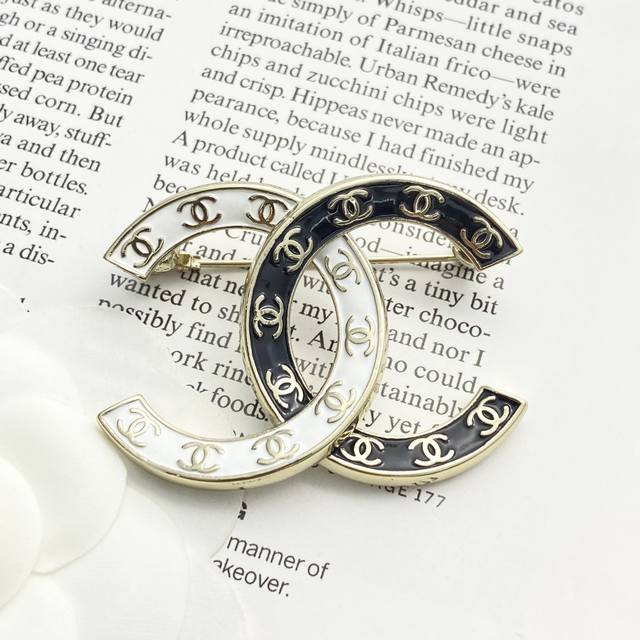 Code A645 0257825 Chanel brooch hot-selling new Zp Chan 24 black and white enam