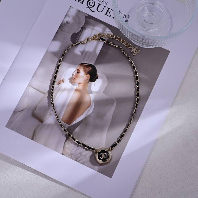 Necklace and earrings from Chanel. This set is elegant and generous. The exquisi