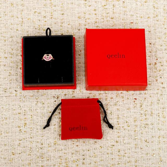 250362 We offer Ruyi lock rings, customizable with real gold and diamonds. We on