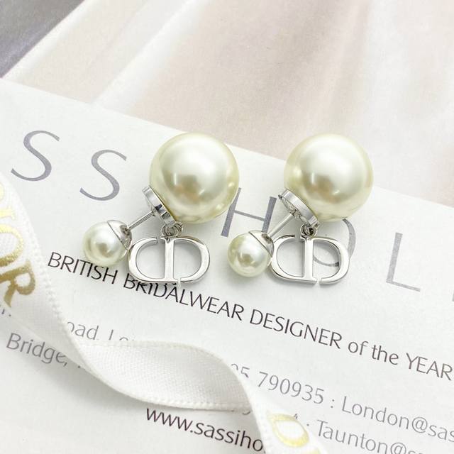 Today's new model code E3165 0247820 Dior earrings are a hot seller! New arriva