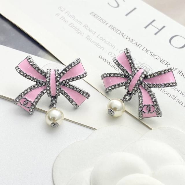Today's new model code: E3174 0257820 Chanel earrings are a hot seller! Chan 25