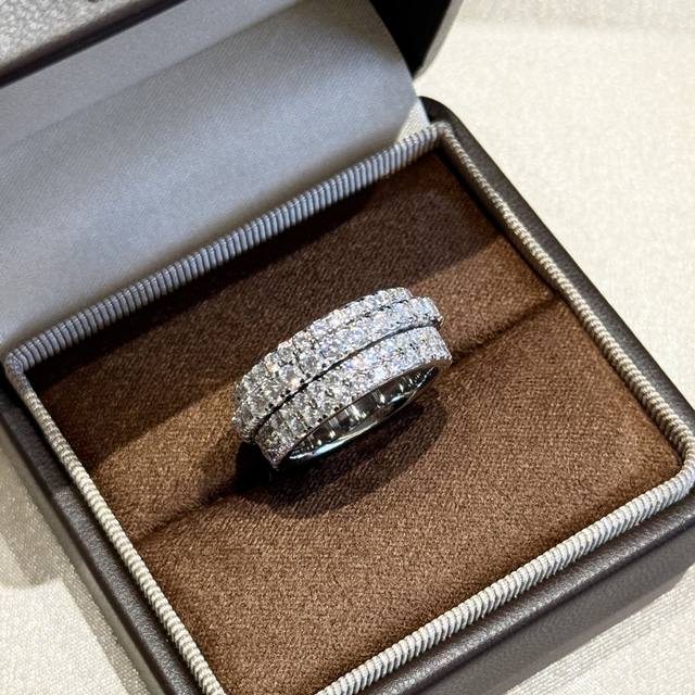 A6557 This high-end Piaget custom-made rotating four-row diamond ring, a celebri