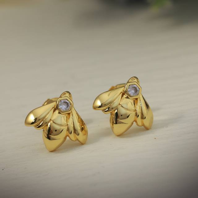 Chaumet bee earrings, carat bee earrings, silver needle and sub-gold material,