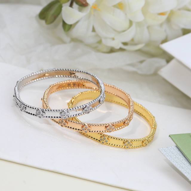High-end, authentic details present the Vca kaleidoscope bracelet! Original cla