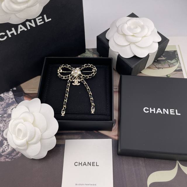 We're selling a large black leather bow brooch for Z 7900! The latest Fall/Wint