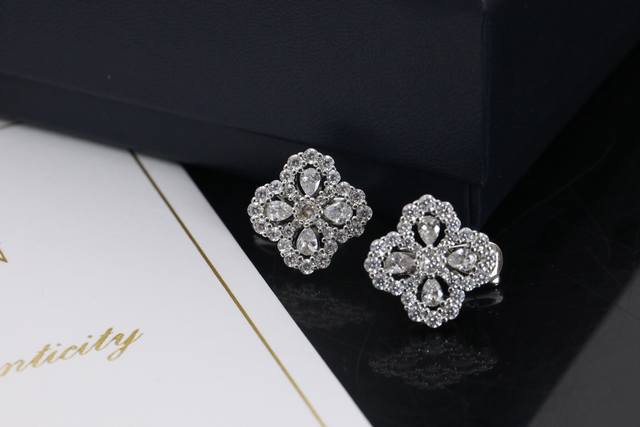 Loo batch earrings, customizable with 18K real gold and real diamonds. We only m