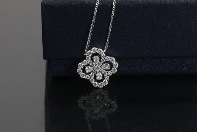 Loo batch necklace, can be customized with 18K real gold and real diamonds. Only