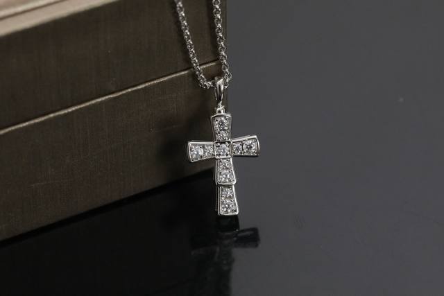 New model, Bv snake bone cross necklace, a classic style, the combination of cr