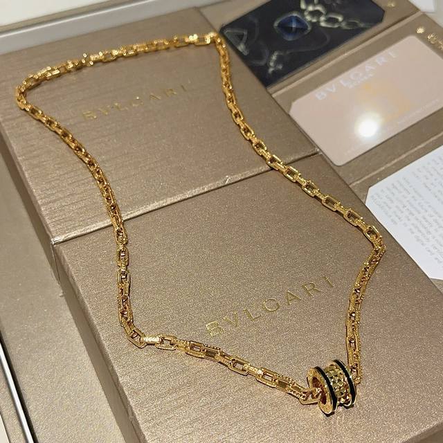 Bulgari necklace made of V gold. The Bulgari Divas' Dream collection is impecca