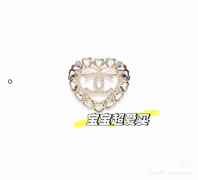 Chanel 25A new gold love double C hollow round brooch love diamond ring + classi