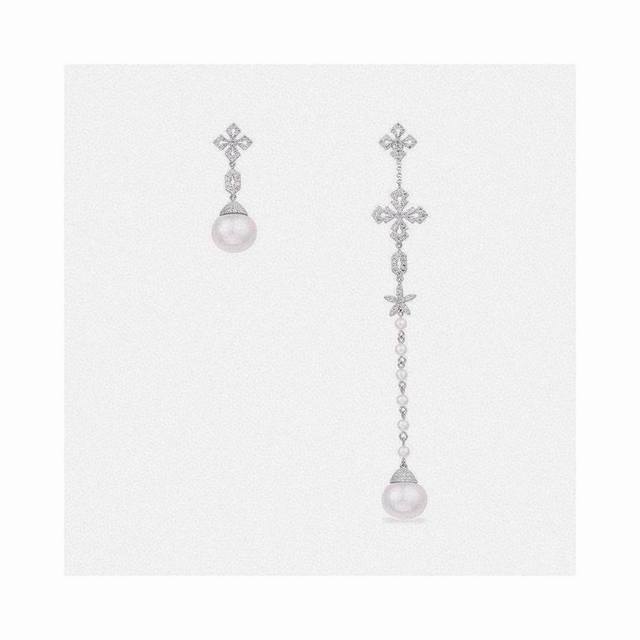 A batch M asymmetrical cross-shaped pearl earrings, hand-set with white zirconia