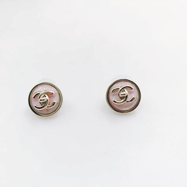 Chanel latest round pink earrings consistent with the Z batch brass material DDD