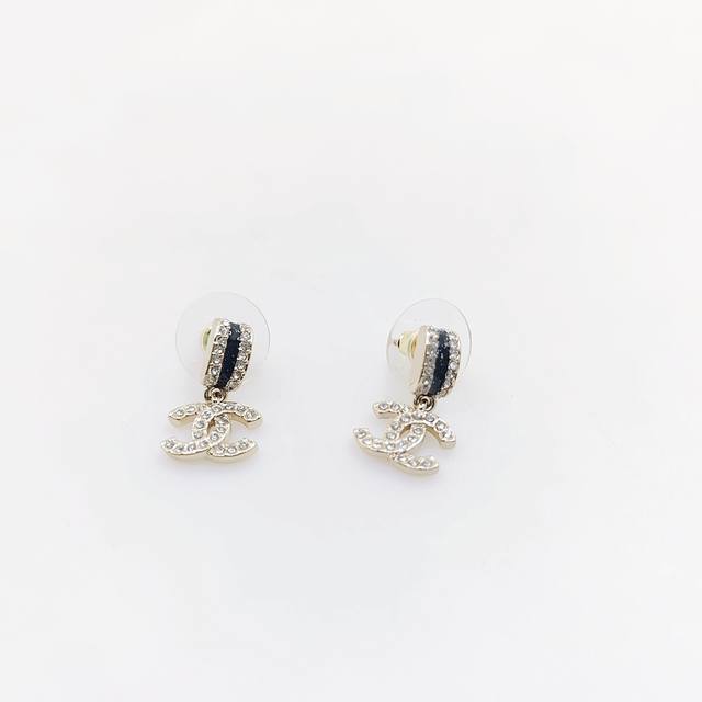Chanel latest light gold black oil painting Cc earrings consistent Z batch brass