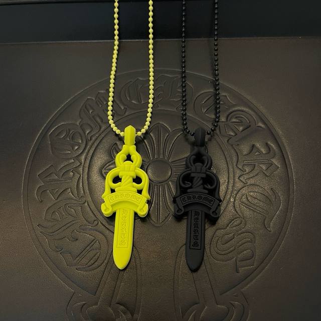 The new Chrome Hearts Sword resin necklace features exquisite counter craftsman