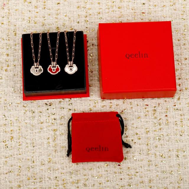 We offer a small Ruyi lock necklace, customizable with real gold and diamonds. W