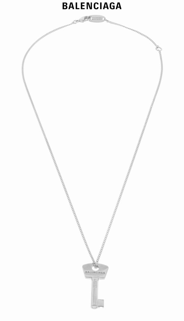 Balenciaga necklace is simple and elegant with rich gold texture, it looks grea