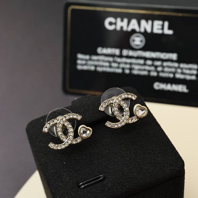 Chanel25B small tail heart double C earrings The size is the same as the 25 batc