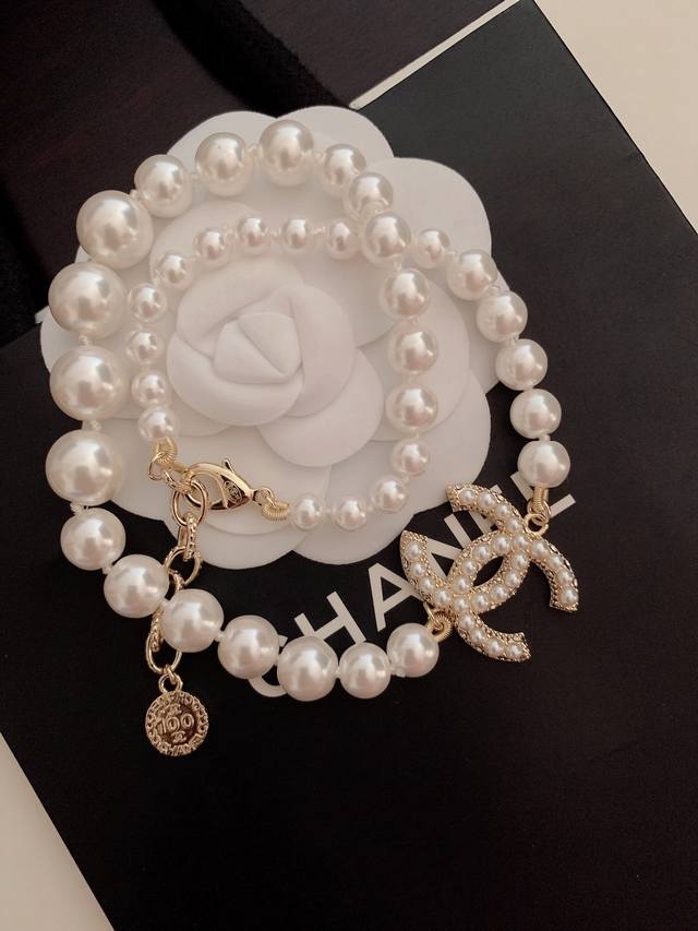 Ch*Nel's popular 100th anniversary series pearl necklace has always been a class