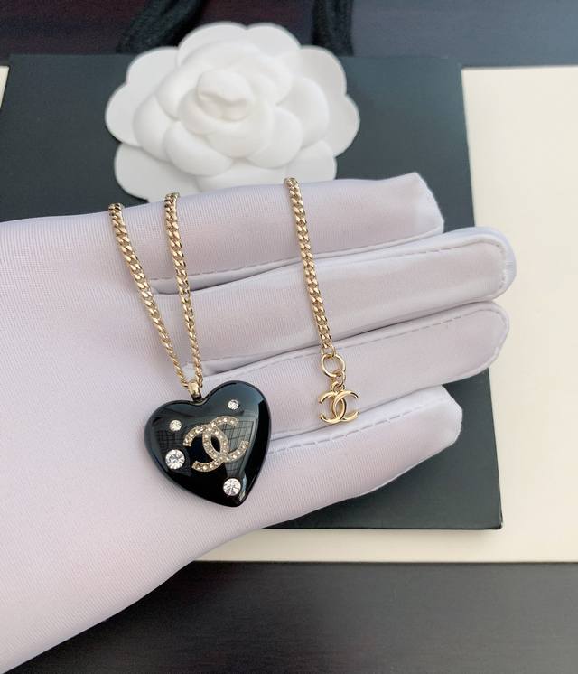 Ch*Nel new black heart necklace consistent with Z batch brass material DDD