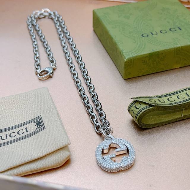 No explosion, no release. Gucci's official website updates new models simultane