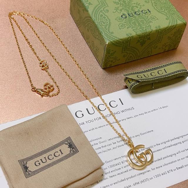 The latest Gucci necklace, a higher-end chain, the same style as celebrities. An
