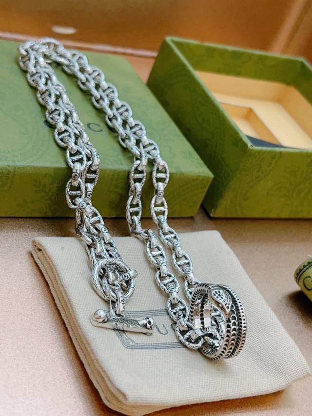 The latest Gucci necklace, a higher-end chain, is a celebrity favorite. This An