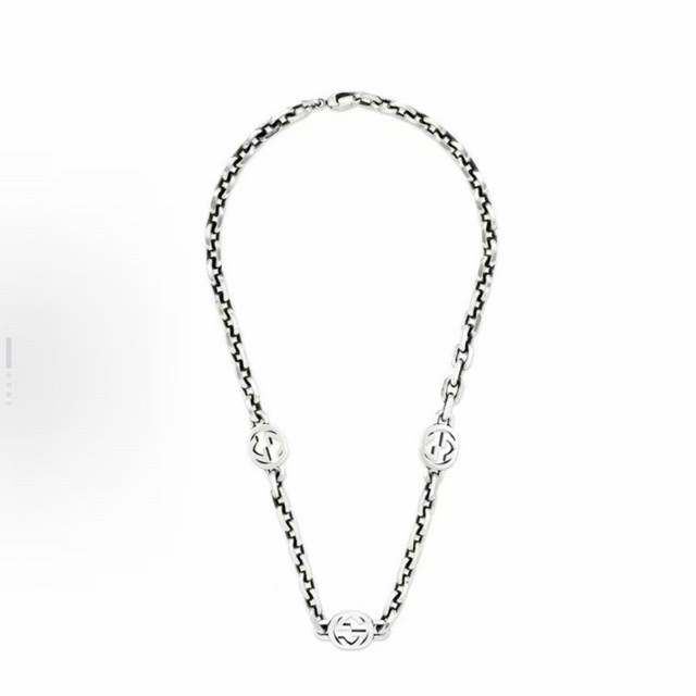 Gucci necklace The bracelet adopts the old effect and is embellished with the cl