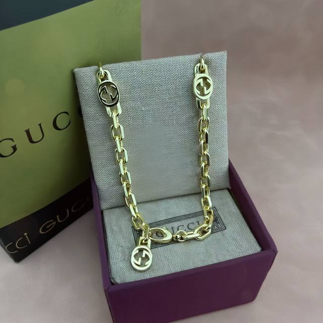 Necklace Bracelet The bracelet adopts the old effect and is ingeniously embelli