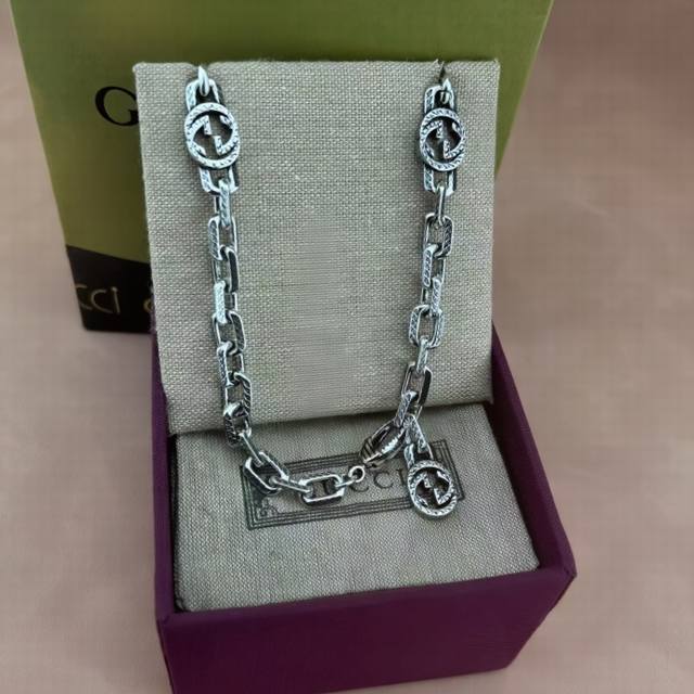 necklace bracelet, with a distressed effect, ingeniously embellished with class