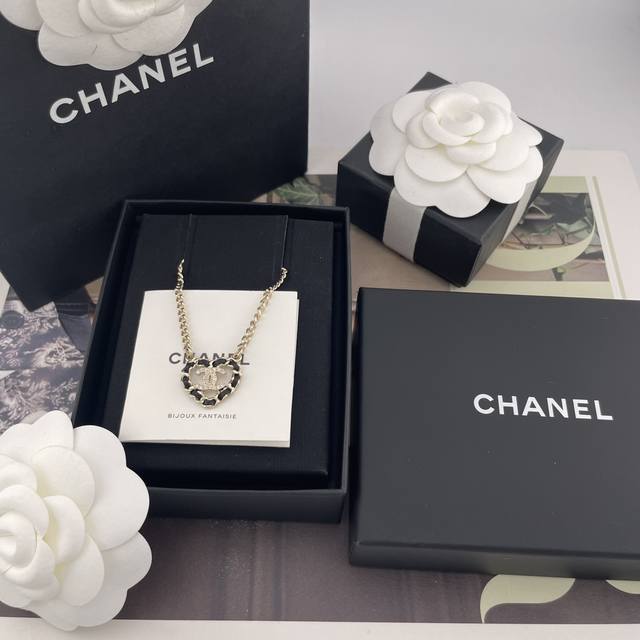 We're selling the latest autumn/winter Z 550025 heart necklace from Xiang Chuan