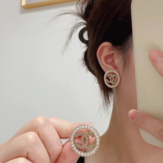 Chanel Xiaoxiang simple double C inlaid pearl round earrings. This pair of earri